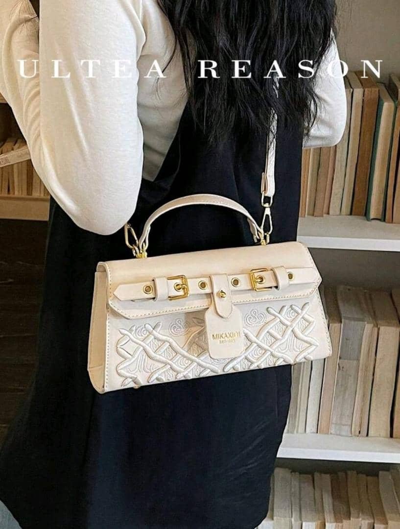 حقيبة كتف نسائية بيضاء من جلد البولي يوريثان بتصميم مزخرف