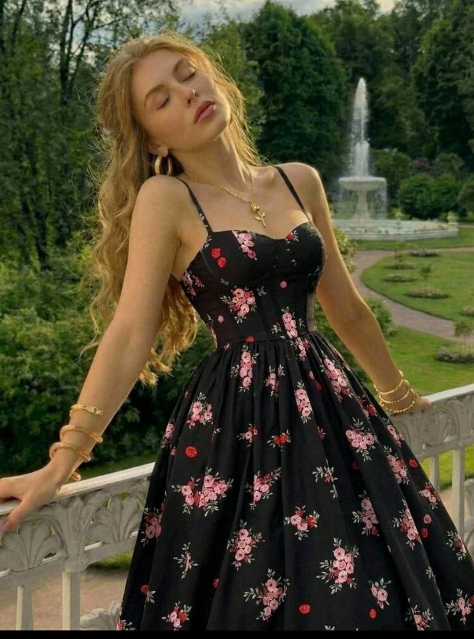 فستان نسائي أسود مزين بالزهور